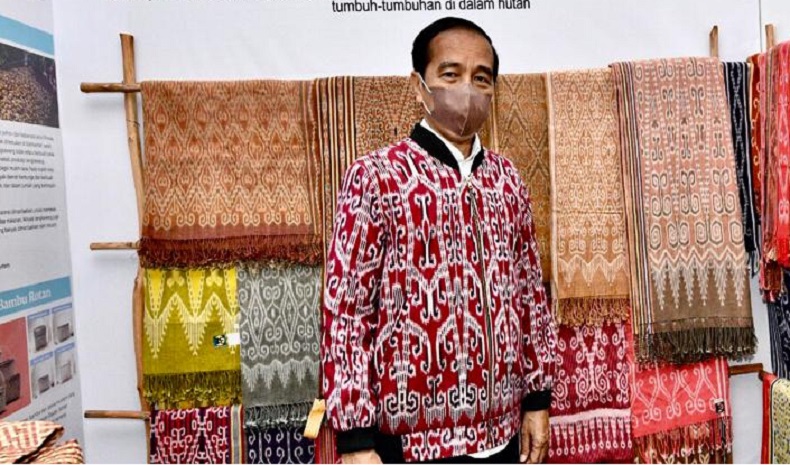 Cerita Presiden Jokowi Kepincut Jaket Tenun Ikat Khas Sintang