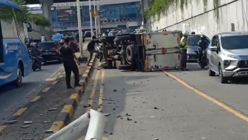 Mobil Boks Terguling Hantam Tiang Lampu JPU di Underpass Pondok Indah, Lalin Padat