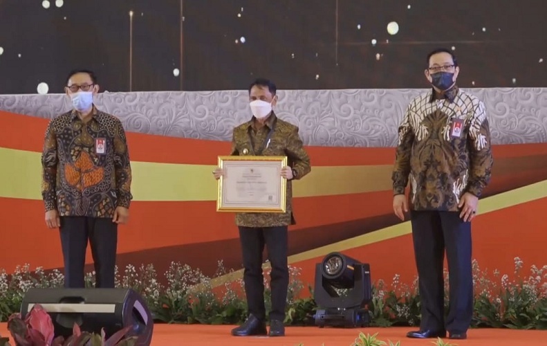 Pengelolaan Manajemen ASN Baik, Nelson Terima Anugrah Meritokrasi dari Menpan RB dan KASN