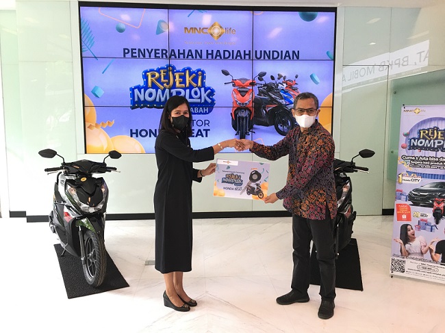 MNC Life Serahkan Hadiah Motor Undian Rezeki Nomplok Periode 1 kepada Nasabah  