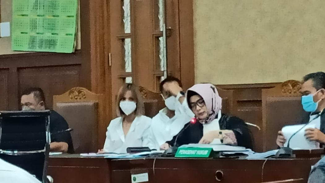 Serasi, Nia Ramadhani dan Ardi Bakrie Berkemeja Putih di Sidang Kasus Narkoba Hari Ini