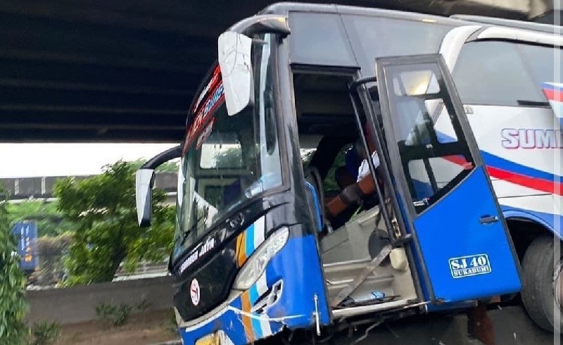 Bus AKAP Tabrak Separator Busway di Jakarta Utara, Polisi: Sopir Diduga Hilang Kendali