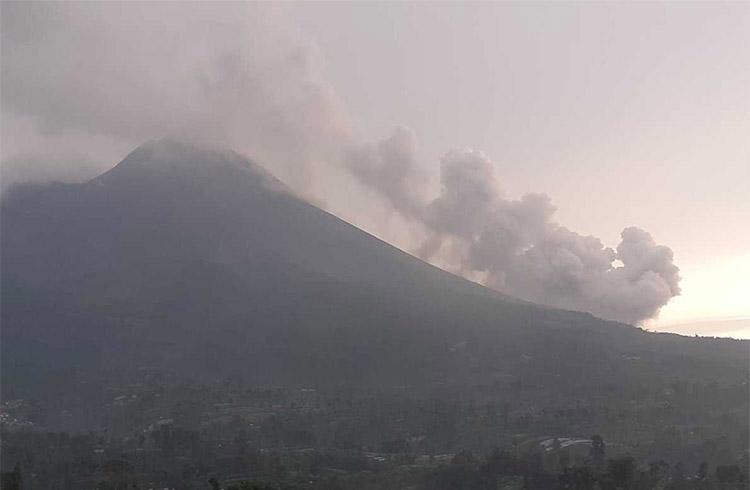Gunung Merapi Luncurkan Guguran Awan Panas Sejauh 2,2 Kilometer