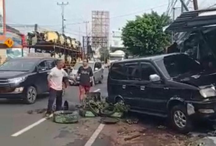 Sopir Mengantuk, Kijang Naik Trotoar Seruduk Kios Tambal Ban