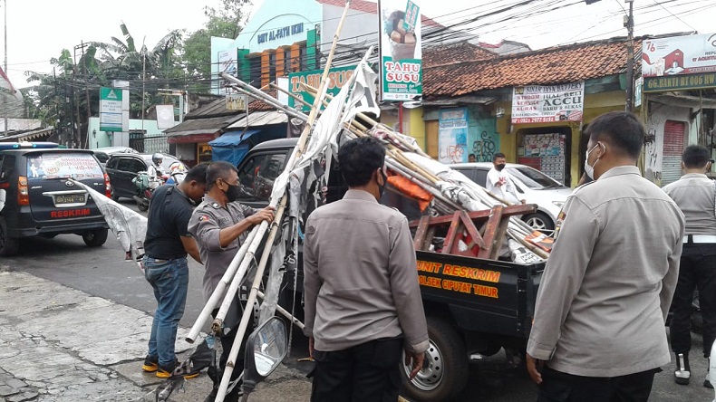 Cegah Bentrok, Ratusan Bendera Ormas di Tangsel Ditertibkan