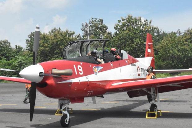  Tiba di Lanud Adisutjipto Pesawat KT-1B Wong Bee Disambut Tradisi Water Salute  