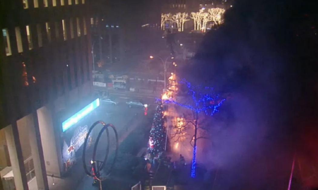 Pohon Natal Raksasa di Depan Kantor Media Ternama Dibakar, Polisi Tangkap Tersangka