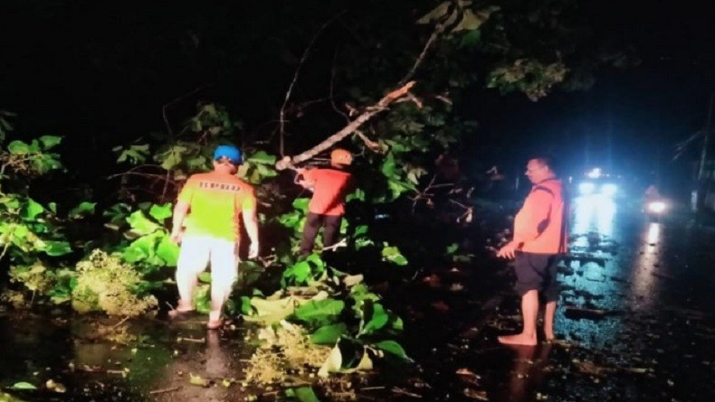 Hujan Disertai Angin Kencang di Pamekasan, Rumah Warga Rusak  dan Aliran Listrik Terputus