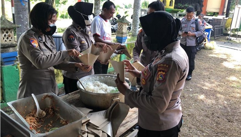 Aksi Kemanusiaan Polwan Cantik di Lombok Barat, Masak Makanan untuk Korban Banjir