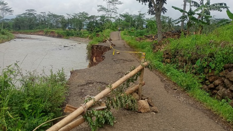 Jalan Penghubung 2 Desa di Brebes Ini Nyaris Putus akibat Longsor 