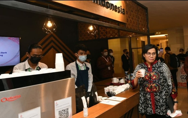 Sri Mulyani Sempatkan Ngopi di Sela Rangkaian Seminar Presidensi G20