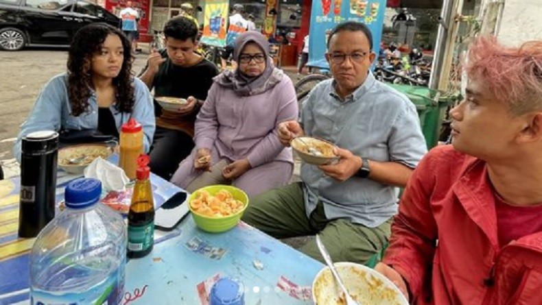 Sarapan Bersama Keluarga di Pinggir Jalan Kawasan Kebayoran, Anies : Bubur Ini Memang Enak