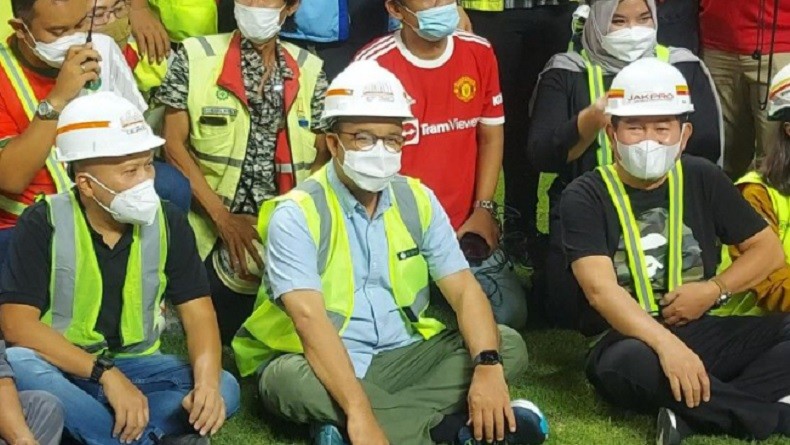 Malam Minggu, Anies Duduk Bersila di Lapangan JIS Nikmati Penampilan Vokalis Band Padi Fadly