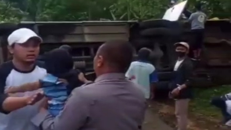 Bus Setia Bhakti Terguling di Ciwidey, Belasan Penumpang Terluka