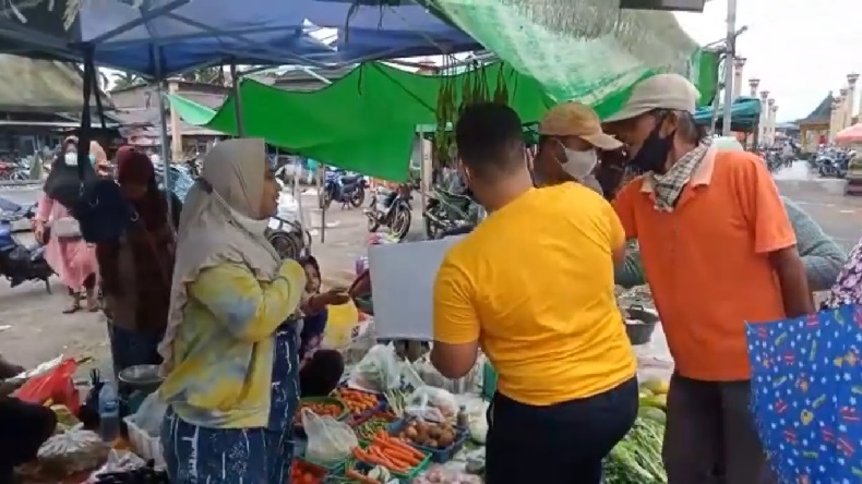 Warga Pontianak Berebut Paketan Prokes dari MNC Peduli dan Insap Kalbar