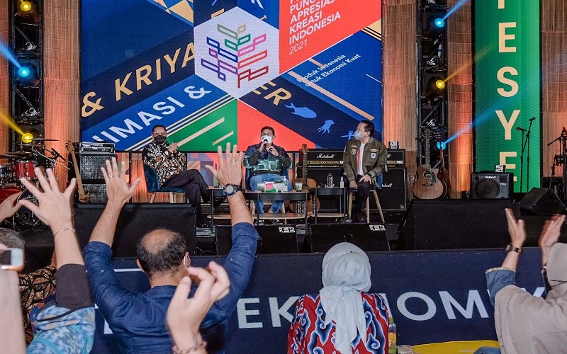 Menparekraf Sandiaga Uno Bahas Tantangan Sektor Parekraf Bersama Arief Yahya dan Triawan Munaf