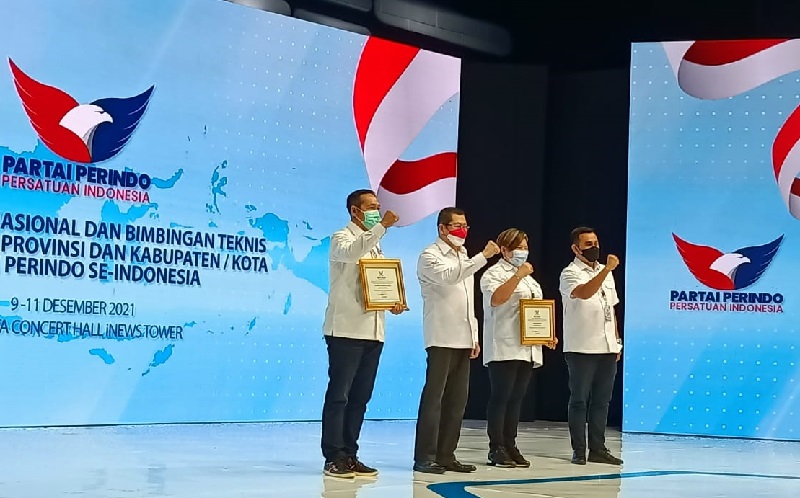 Tutup Silatnas dan Bimtek Perindo, Hary Tanoesoedibjo Beri Sertifikat Penghargaan