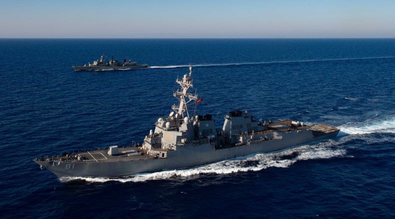 Perwira Komandan Kapal Perang Angkatan Laut AS Dipecat karena Menolak Divaksin Covid