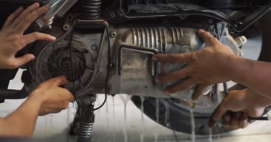 6 Perawatan Motor Harus Diperhatikan di Musim Hujan