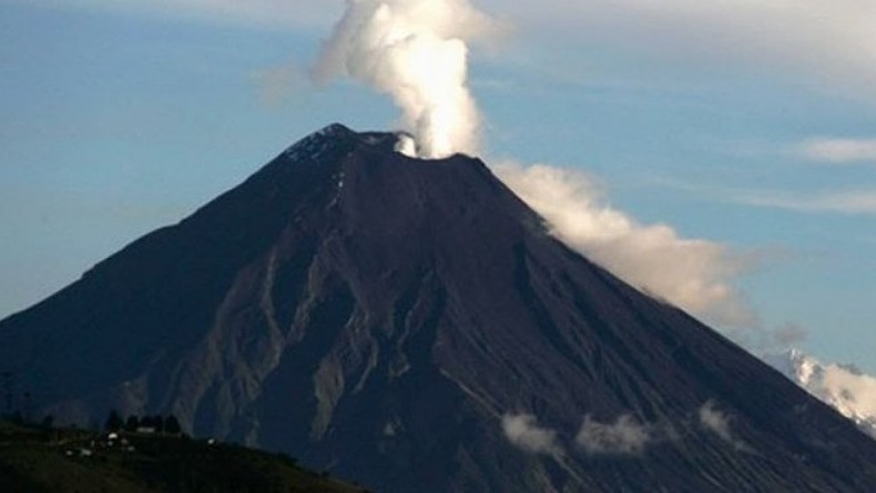Potensi Bahaya Gunung Awu pada Level II Waspada, Jangan Mendekat dalam Radius 1 Km