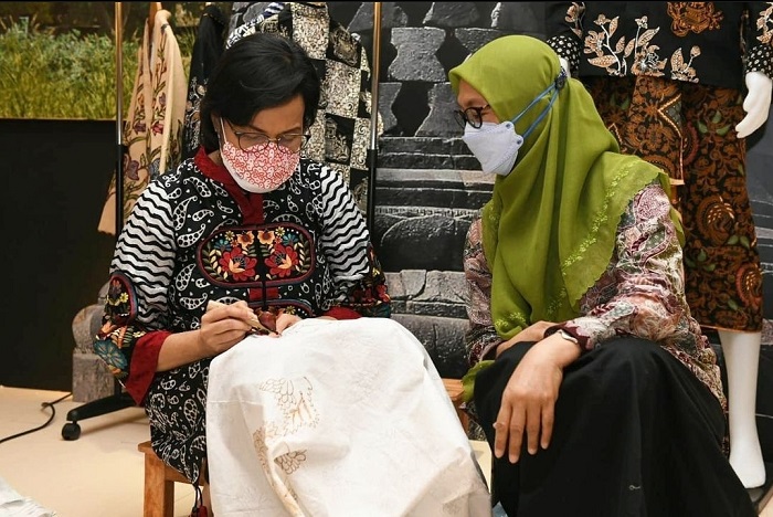 Perkenalkan Batik di Perhelatan G20, Sri Mulyani Coba Mencanting Batik