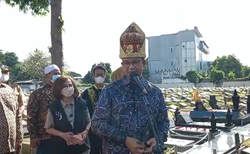 Resmikan Pemugaran Makam Sultan Alaidin, Ini Penampakan Anies Kenakan Kopiah Meukeutop dari Aceh