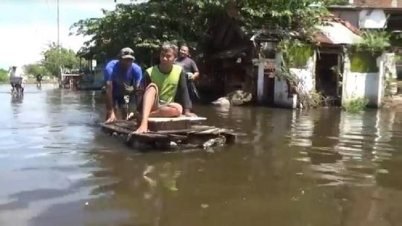 Banjir Rob Belum Surut, Ratusan Warga Pekalongan Masih di Pengungsian 
