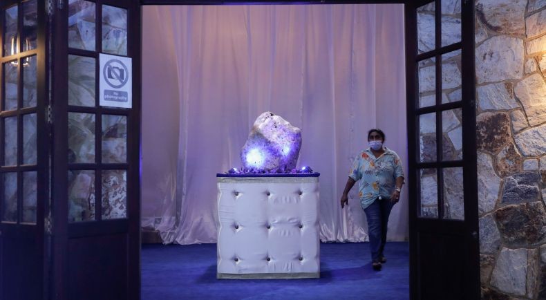 Wow, Sri Lanka Pamer Batu Safir Biru Berbobot 310 Kg Diklaim Terbesar di Dunia 