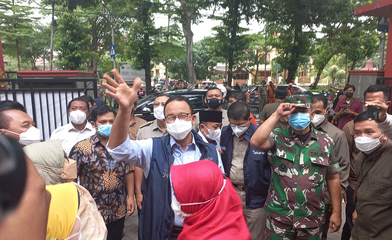 Disambut Meriah, Anies Pantau Vaksinasi Anak 6-11 Tahun di SDN Cempaka Putih Timur 03