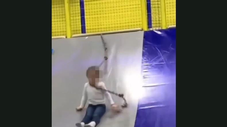 Duh, Balita Nyaris Tercekik Tali saat Main Perosotan di Taman Hiburan