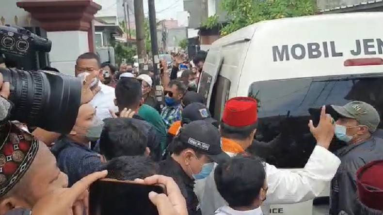 Tahlil Berkumandang Sambut Kedatangan Jenazah Haji Lulung di Rumah Duka