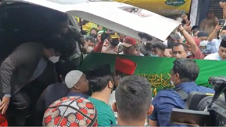 Suasana Rumah Duka, Pelayat Berebut Angkat Keranda Jenazah Haji Lulung