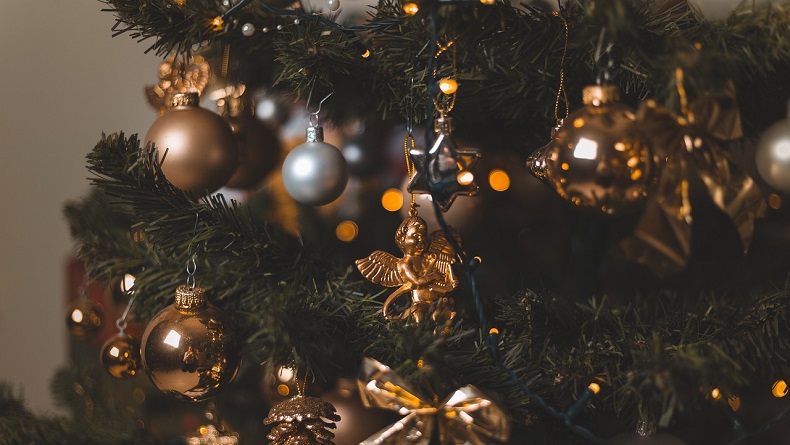 Duh... Perempuan Lansia Tewas Tertimpa Pohon Natal Raksasa Tumbang