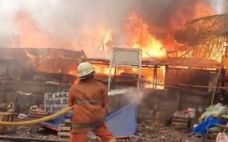 Kebakaran Hanguskan Permukiman Warga di Kramat Pulo Jakpus, 17 Mobil Damkar Meluncur