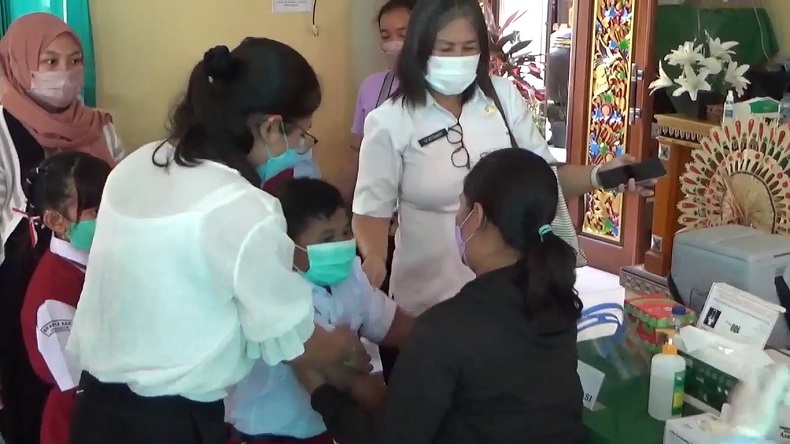 Vaksinasi Anak di Denpasar Diwarnai Tangisan Histeris
