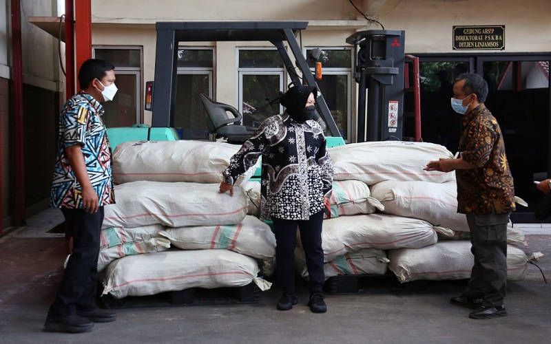 Bantu Korban Terdampak Gempa NTT,  Mensos Cek Langsung Gudang Bantuan Bekasi dan Instruksikan Pengiriman