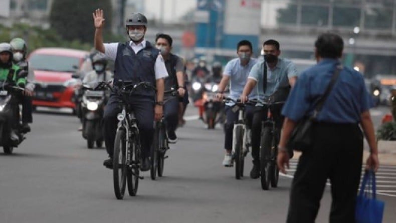 Anies Bersepeda Sore dari Balai Kota Tinjau Pengerjaan MRT Fase 2A dan Revitalisasi JPO Karet