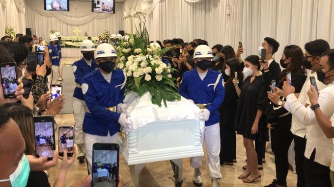 Suara Isak Tangis Pecah saat Jenazah Edelenyi Laura Anna Dikremasi