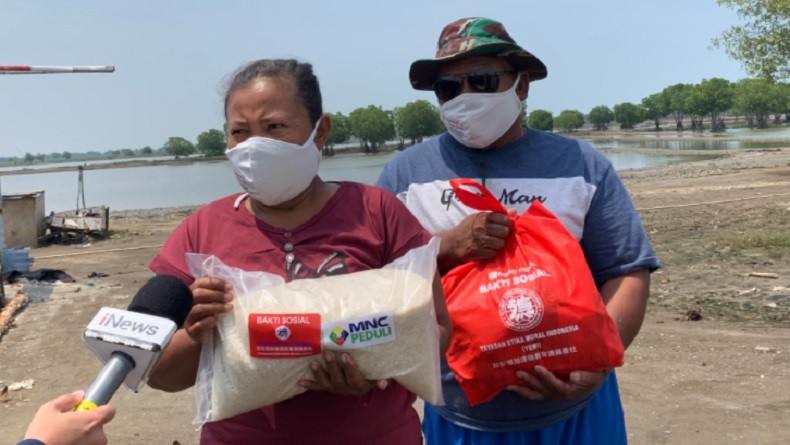 Keluarga Nelayan di Bekasi : Terima Kasih MNC Peduli dan YEMI Jauh-Jauh Datang Berikan Sembako 