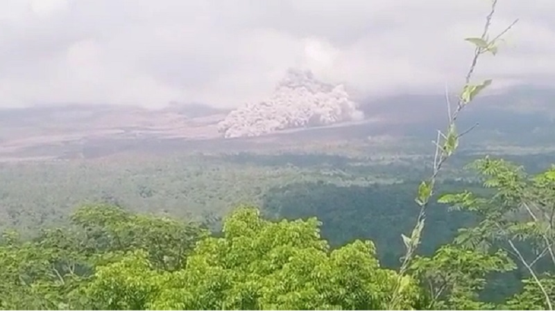 Gunung Semeru Kembali Erupsi Kamis Pagi, Petugas dan Relawan Panik Menyelamatkan Diri