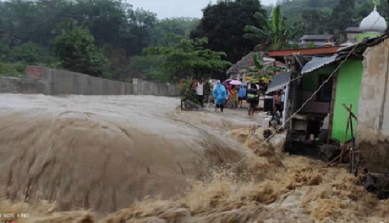 Sungai Cidurian Meluap, Tanggul Jebol Rendam Rumah Warga Bogor