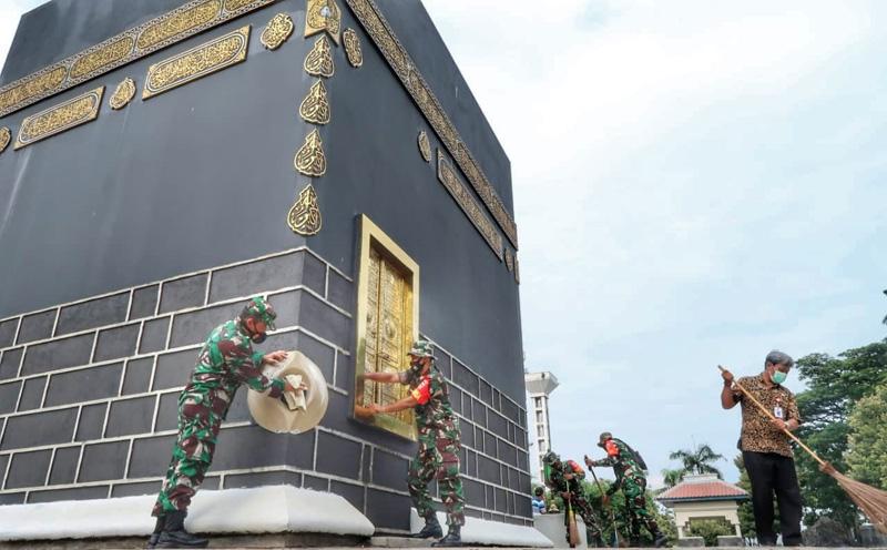  Karya Bhakti Hari Infanteri, Prajurit TNI AD Bersihkan Replika Kabah MAJT