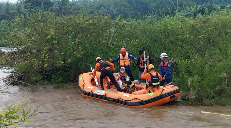 Dramatis, Evakuasi 5 Warga Terjebak Banjir di Sungai Ngasinan Magelang 
