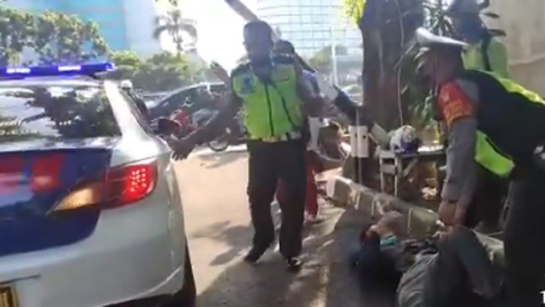 Kecelakaan di Jalan S Parman, Pengendara Motor Dievakuasi Gunakan Mobil Patroli Polisi ke RS 