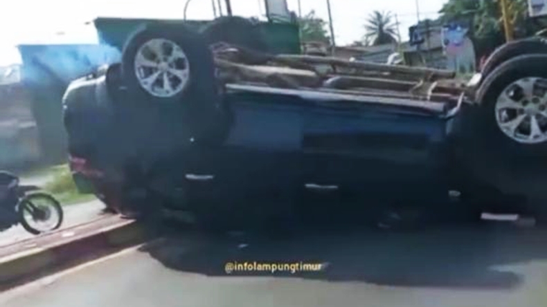 Kecelakaan, Pajero yang Ditumpangi Sekda Lampung Timur dan Istri Terbalik