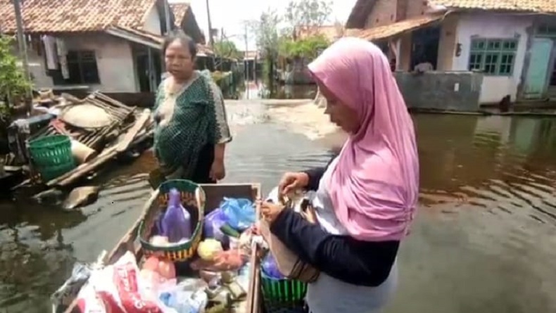 Pantang Menyerah, Penjual Sayur di Pekalongan Ini Gunakan Rakit Agar Tetap Jualan saat Banjir 