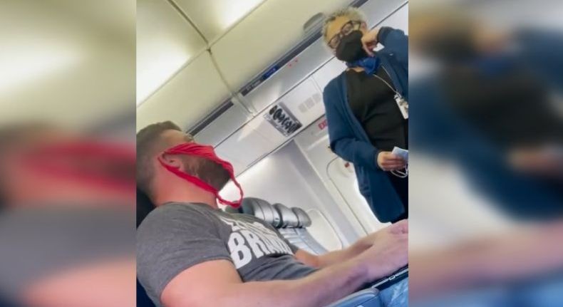 Nyeleneh, Pria Ini Diusir dari Pesawat karena Pakai Celana Dalam Perempuan sebagai Masker