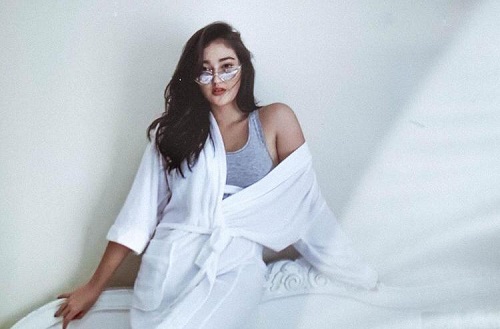 10 Potret Seksi Ranty Maria, Berbalut Gaun Mewah hingga Gaya Kasual saat Liburan