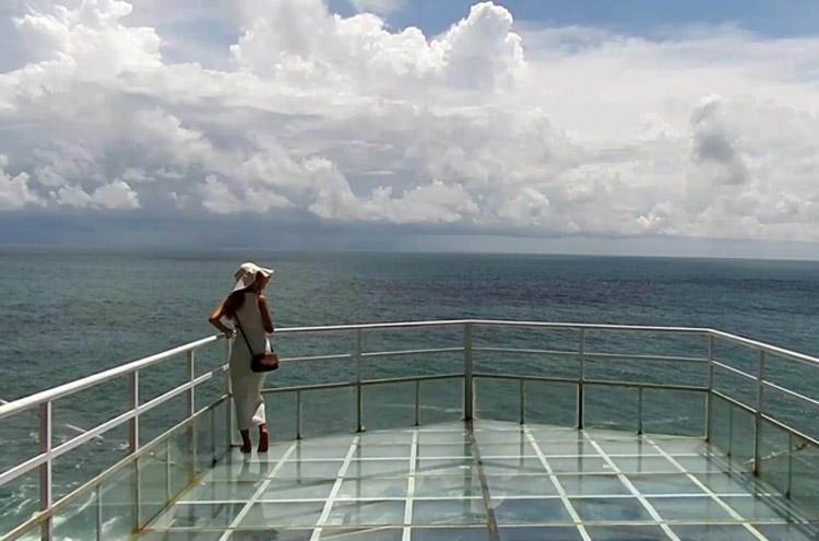 Teras Kaca Pantai Nguluran, Tawarkan Keindahan Alam dengan Spot Foto yang Instagramable