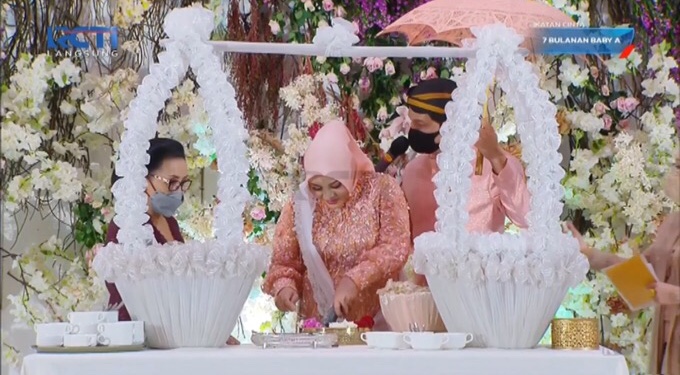 Aurel Hermansyah Jago Buat Sambal Rujak di Acara 7 Bulanan, Atta Halilintar: Sering Ngulekin Suaminya